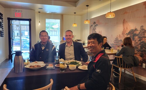 Na zdjęciu dr inż. Grzegorz Bazydło podczas lunchu z prof. MengChu Zhou 
oraz prof. Xiwang Guo z New Jersey Institute of Technology
